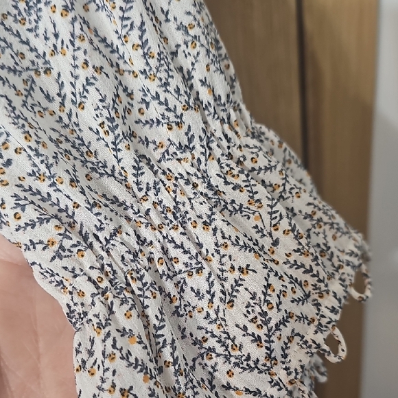 Elegant Blue And Yellow Patterned Blouse - Picture 7 of 8